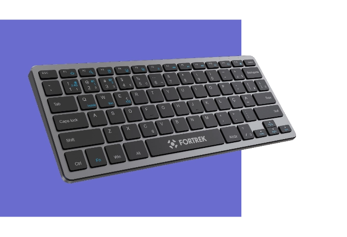 Teclado Bluetooth Compact KB11 na diagonal de baixo para cima com fundo roxo
