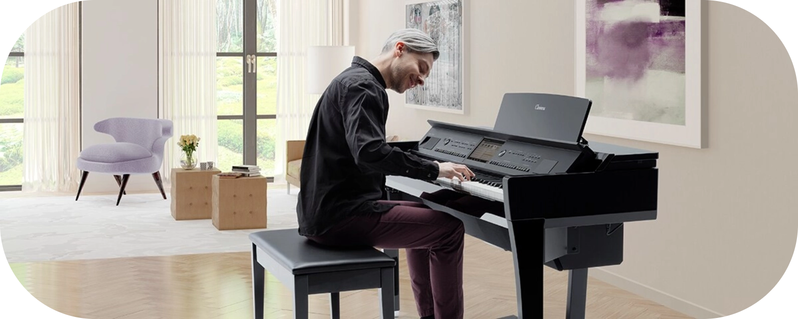Homem tocando teclado