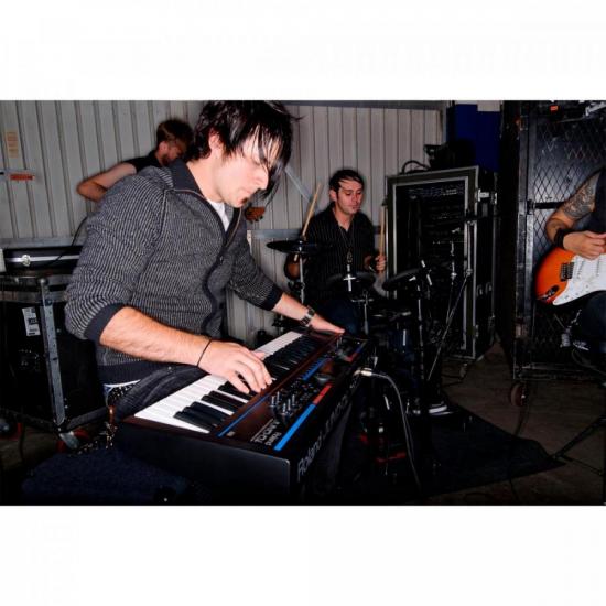 Teclado Sintetizador ROLAND 61 Teclas JUNO-Di Preto por 0,00 à vista no boleto/pix ou parcele em até 1x sem juros. Compre na loja Mundomax!