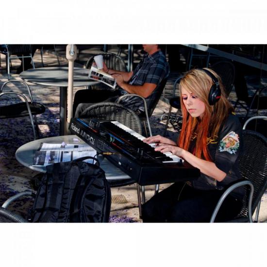 Teclado Sintetizador ROLAND 61 Teclas JUNO-Di Preto por 0,00 à vista no boleto/pix ou parcele em até 1x sem juros. Compre na loja Mundomax!