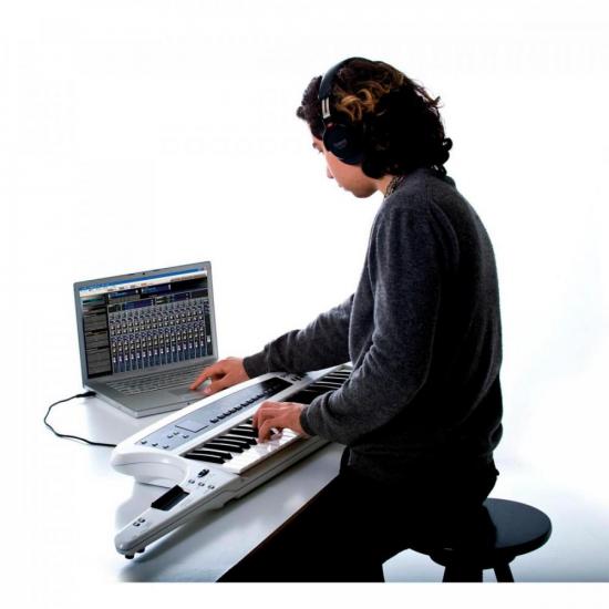 Teclado Sintetizador ROLAND Portátil AX-Synth por 0,00 à vista no boleto/pix ou parcele em até 1x sem juros. Compre na loja Mundomax!