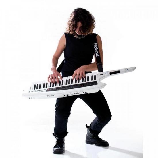 Teclado Sintetizador ROLAND Portátil AX-Synth por 0,00 à vista no boleto/pix ou parcele em até 1x sem juros. Compre na loja Mundomax!