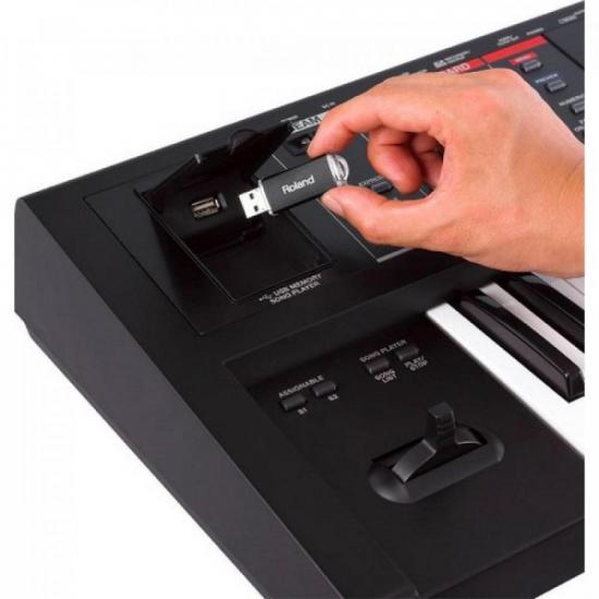 Teclado Sintetizador ROLAND 61 Teclas com Gravador Digital JUNO GI por 0,00 à vista no boleto/pix ou parcele em até 1x sem juros. Compre na loja Mundomax!