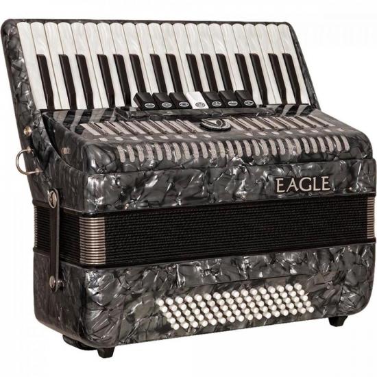 Acordeon Eagle EGA0780 80 Baixos Pearl Black por 6.869,90 à vista no boleto/pix ou parcele em até 12x sem juros. Compre na loja Mundomax!
