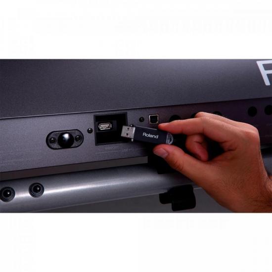 Teclado ROLAND V-Combo 76 Teclas VR-700 por 0,00 à vista no boleto/pix ou parcele em até 1x sem juros. Compre na loja Mundomax!