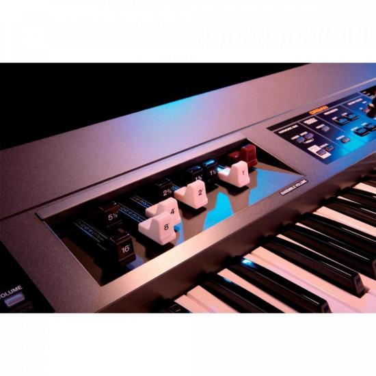 Teclado ROLAND V-Combo 76 Teclas VR-700 por 0,00 à vista no boleto/pix ou parcele em até 1x sem juros. Compre na loja Mundomax!