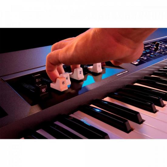 Teclado ROLAND V-Combo 76 Teclas VR-700 por 0,00 à vista no boleto/pix ou parcele em até 1x sem juros. Compre na loja Mundomax!