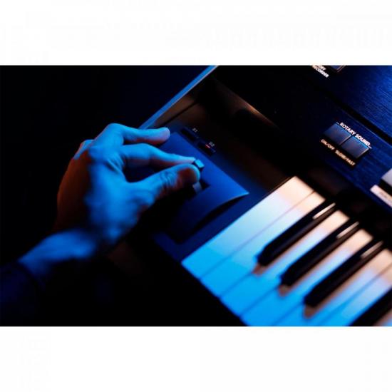 Teclado Sintetizador ROLAND 76 Teclas Clássico Jupiter 80 Preto por 0,00 à vista no boleto/pix ou parcele em até 1x sem juros. Compre na loja Mundomax!