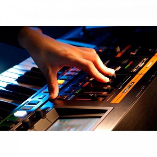 Teclado Sintetizador ROLAND 76 Teclas Clássico Jupiter 80 Preto por 0,00 à vista no boleto/pix ou parcele em até 1x sem juros. Compre na loja Mundomax!