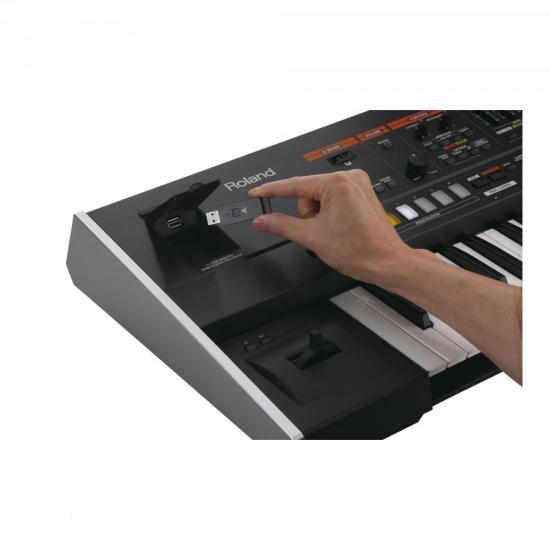 Teclado Sintetizador ROLAND JUPITER-50 por 0,00 à vista no boleto/pix ou parcele em até 1x sem juros. Compre na loja Mundomax!