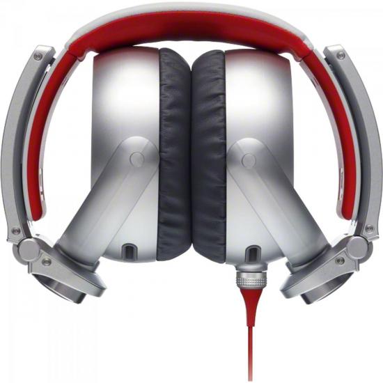 Fone de Ouvido Estilo DJ 50mm 3000mW MDRXB920 Prata e Vermelho SONY por 0,00 à vista no boleto/pix ou parcele em até 1x sem juros. Compre na loja Mundomax!