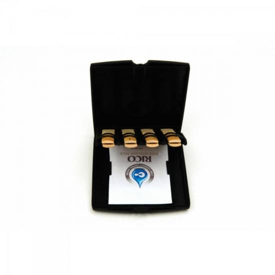 Porta Palheta RICO P/2 Sax Alto/Clarinet por 0,00 à vista no boleto/pix ou parcele em até 1x sem juros. Compre na loja Mundomax!