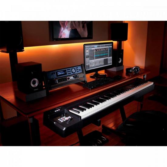 Teclado Roland Controlador A88 por 0,00 à vista no boleto/pix ou parcele em até 1x sem juros. Compre na loja Mundomax!