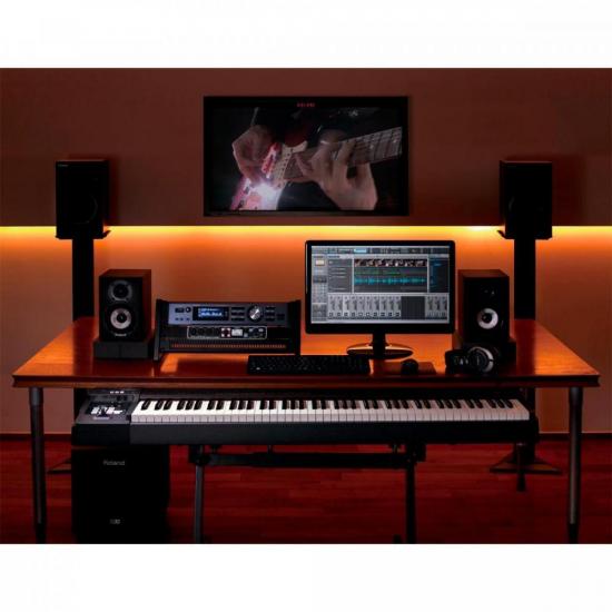 Teclado Roland Controlador A88 por 0,00 à vista no boleto/pix ou parcele em até 1x sem juros. Compre na loja Mundomax!