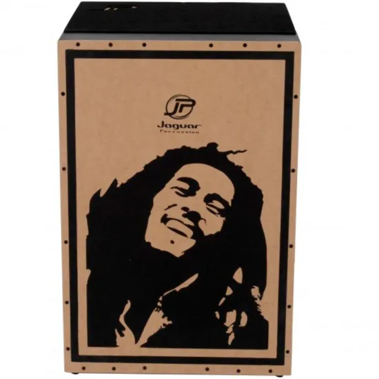 Cajon Acústico Inclinado Bob Marley K2-AC-BM JAGUAR por 0,00 à vista no boleto/pix ou parcele em até 1x sem juros. Compre na loja Mundomax!