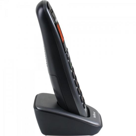 Pessoa utilizando a função viva-voz do telefone