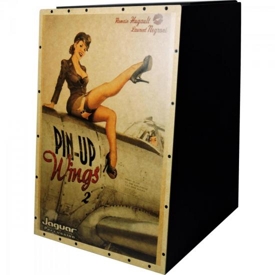 Cajon Eletroacústico Inclinado PIN-UP WINGS 2 K2-EQ-006 JAGUAR por 0,00 à vista no boleto/pix ou parcele em até 1x sem juros. Compre na loja Mundomax!