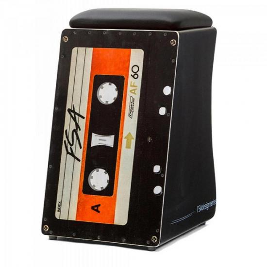 Cajon Eletroacústico Inclinado DESIGN K7 FC6616 Estampado F.S.A por 0,00 à vista no boleto/pix ou parcele em até 1x sem juros. Compre na loja Mundomax!