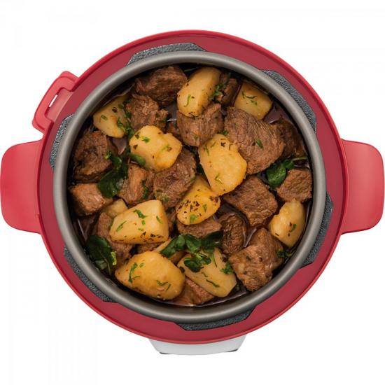 Panela de Pressão Elétrica Sabore 220V PAN900 Prata/Vermelha CADENCE por 0,00 à vista no boleto/pix ou parcele em até 1x sem juros. Compre na loja Mundomax!