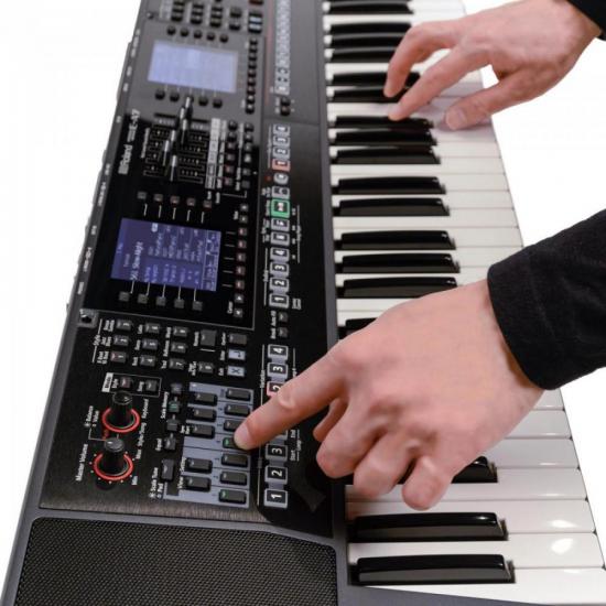 Teclado Arranjador ROLAND E-A7 Preto por 8.354,90 à vista no boleto/pix ou parcele em até 12x sem juros. Compre na loja Mundomax!