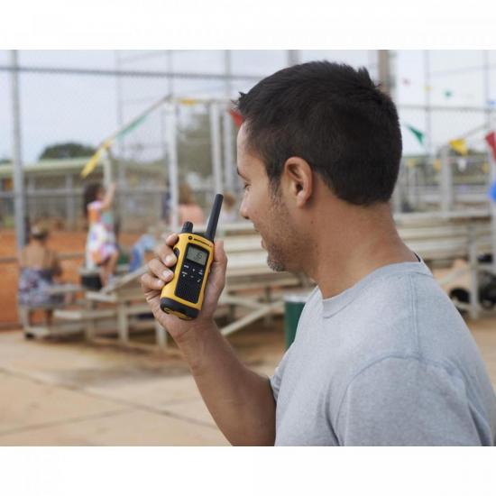 Rádio Comunicador Talkabout 35km T400BR Amarelo MOTOROLA por 599,99 à vista no boleto/pix ou parcele em até 10x sem juros. Compre na loja Mundomax!