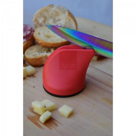 Afiador de Facas VERMELHO YUZE por 0,00 à vista no boleto/pix ou parcele em até 1x sem juros. Compre na loja Mundomax!