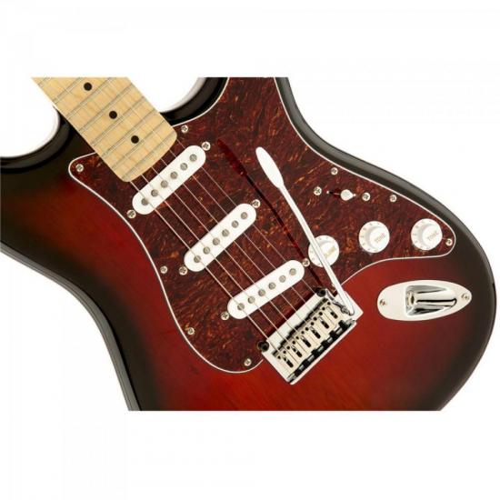 Guitarra SQUIER Stratocaster Standard 537 Antique Burst por 0,00 à vista no boleto/pix ou parcele em até 1x sem juros. Compre na loja Mundomax!