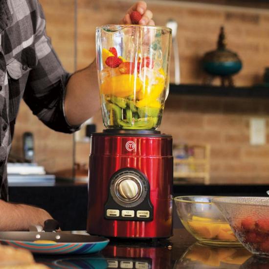 Liquidificador Premium 700W 220V LI3001V Vermelho MASTERCHEF por 0,00 à vista no boleto/pix ou parcele em até 1x sem juros. Compre na loja Mundomax!