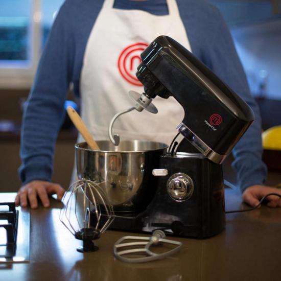 Batedeira Planetária 700W 220V BA1001P Preta MASTERCHEF por 0,00 à vista no boleto/pix ou parcele em até 1x sem juros. Compre na loja Mundomax!