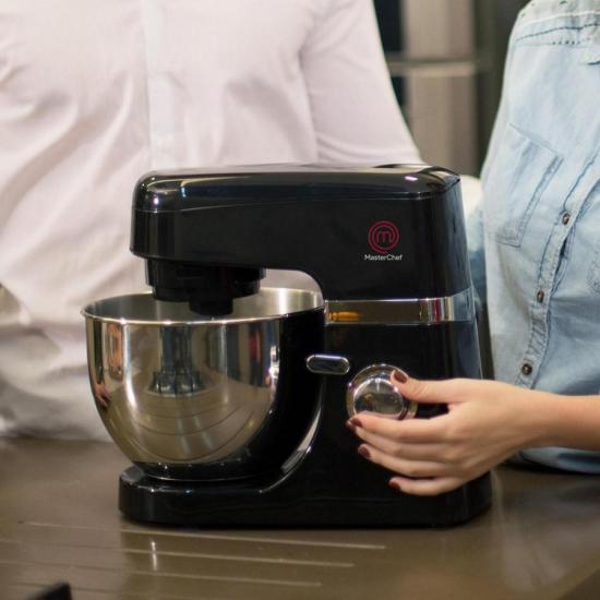 Batedeira Planetária 700W 220V BA1001P Preta MASTERCHEF por 0,00 à vista no boleto/pix ou parcele em até 1x sem juros. Compre na loja Mundomax!