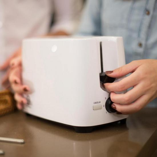 Torradeira 2 Pães TO1002B 127V Branca MASTERCHEF por 0,00 à vista no boleto/pix ou parcele em até 1x sem juros. Compre na loja Mundomax!