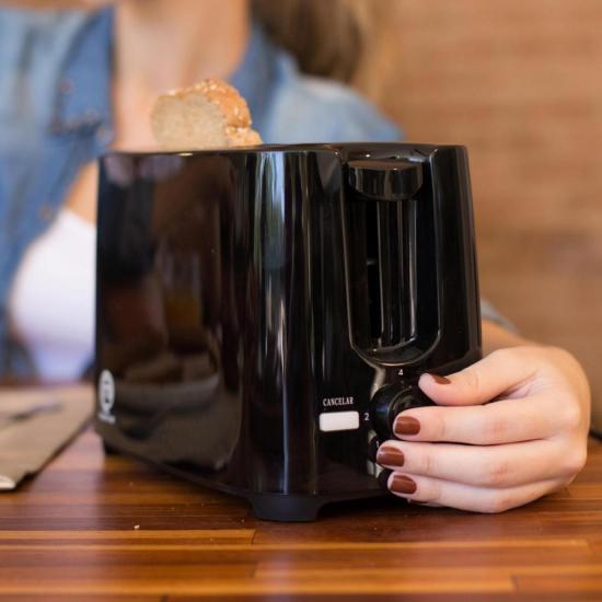 Torradeira 2 Pães TO1002P 127V Preta MASTERCHEF por 0,00 à vista no boleto/pix ou parcele em até 1x sem juros. Compre na loja Mundomax!