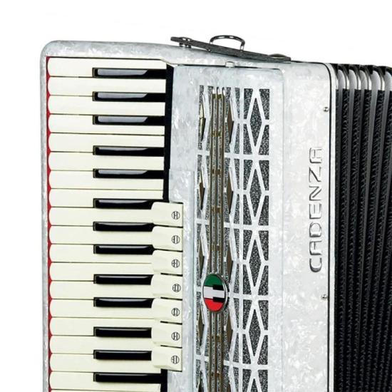 Acordeon 80 Baixos CD80/37 Branca Pérola CADENZA por 7.099,00 à vista no boleto/pix ou parcele em até 12x sem juros. Compre na loja Mundomax!