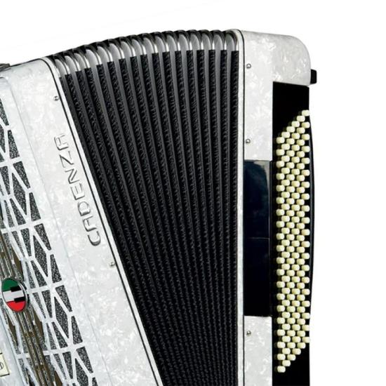 Acordeon 80 Baixos CD80/37 Branca Pérola CADENZA por 7.099,00 à vista no boleto/pix ou parcele em até 12x sem juros. Compre na loja Mundomax!