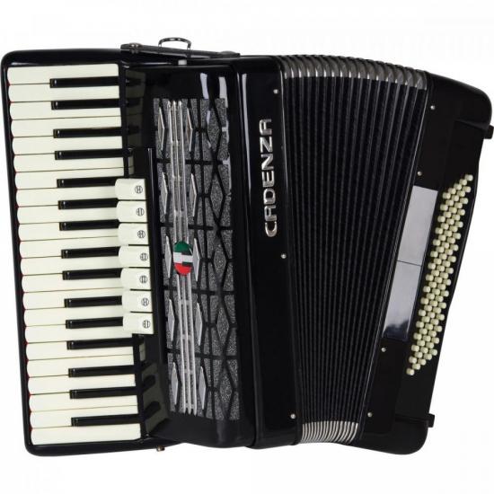 Acordeon 80 Baixos CD80/37 Preta CADENZA por 0,00 à vista no boleto/pix ou parcele em até 1x sem juros. Compre na loja Mundomax!
