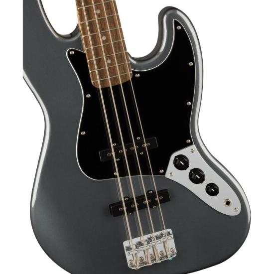 Contrabaixo Squier Affinity Jazz Bass Charcoal Frost por 2.679,99 à vista no boleto/pix ou parcele em até 12x sem juros. Compre na loja Mundomax!