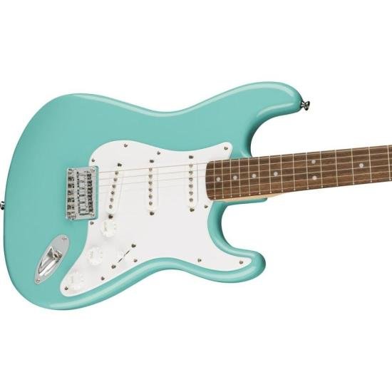 Guitarra Squier Stratocaster Bullet Ht Turquesa Tropical por 1.861,90 à vista no boleto/pix ou parcele em até 12x sem juros. Compre na loja Mundomax!