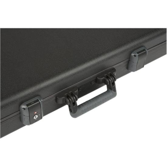 Case Para Baixo Fender Deluxe Black por 1.599,99 à vista no boleto/pix ou parcele em até 12x sem juros. Compre na loja Mundomax!