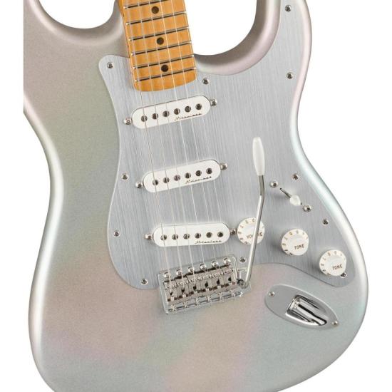 Guitarra Fender Stratocaster H.E.R Chrome Glow com Bag por 12.799,00 à vista no boleto/pix ou parcele em até 12x sem juros. Compre na loja Mundomax!