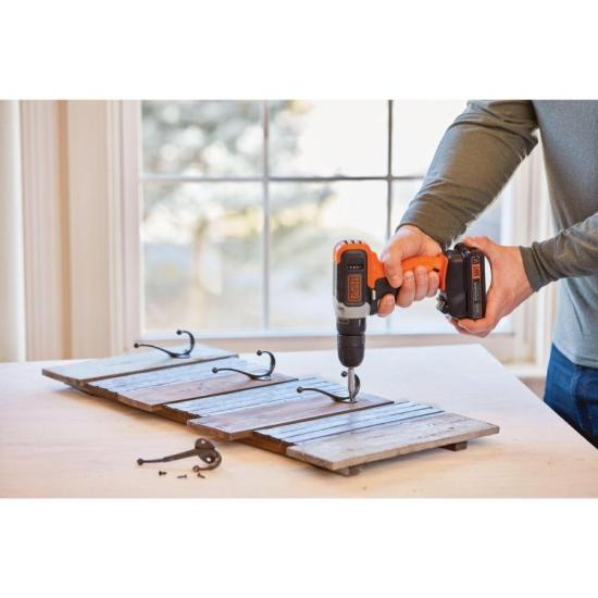Parafusadeira/Furadeira 3/8\" Black Decker BCD702C1-BR 20v Bivolt por 510,99 à vista no boleto/pix ou parcele em até 10x sem juros. Compre na loja Mundomax!