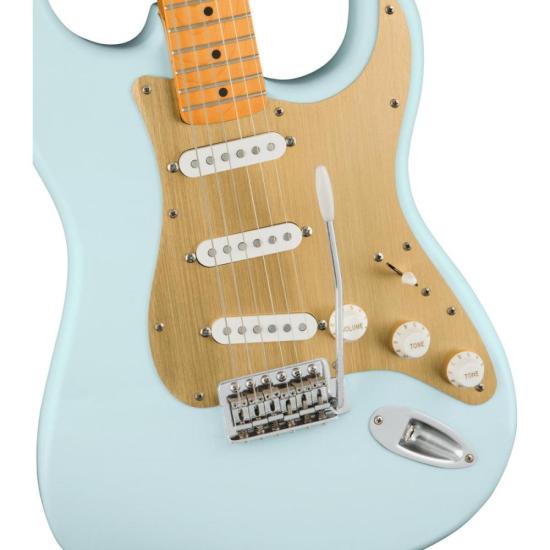 Guitarra Squier Stratocaster Vintage Cetim Sonic Blue por 4.299,99 à vista no boleto/pix ou parcele em até 12x sem juros. Compre na loja Mundomax!