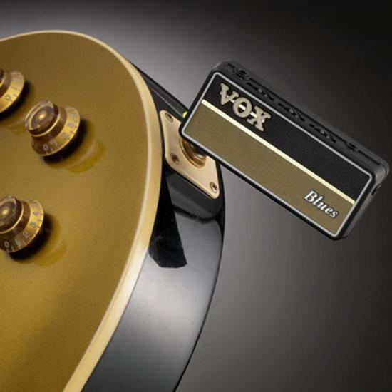 Descubra o amPLUG, o amplificador de fone de ouvido VOX de maior sucesso mundial. Sua segunda geração apresenta circuito analógico reformulado para um som ainda mais claro e presente. Experimente a autêntica distorção valvulada e desfrute de 3 modos de amp de BLUES, 9 efeitos e controles personalizáveis. Compacto, dobrável e compatível com qualquer guitarra. Compre agora
