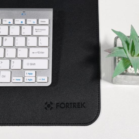 Mouse Pad de Couro Premium Fortrek FK 265M (700x300mm) Preto por 64,99 à vista no boleto/pix ou parcele em até 2x sem juros. Compre na loja Mundomax!