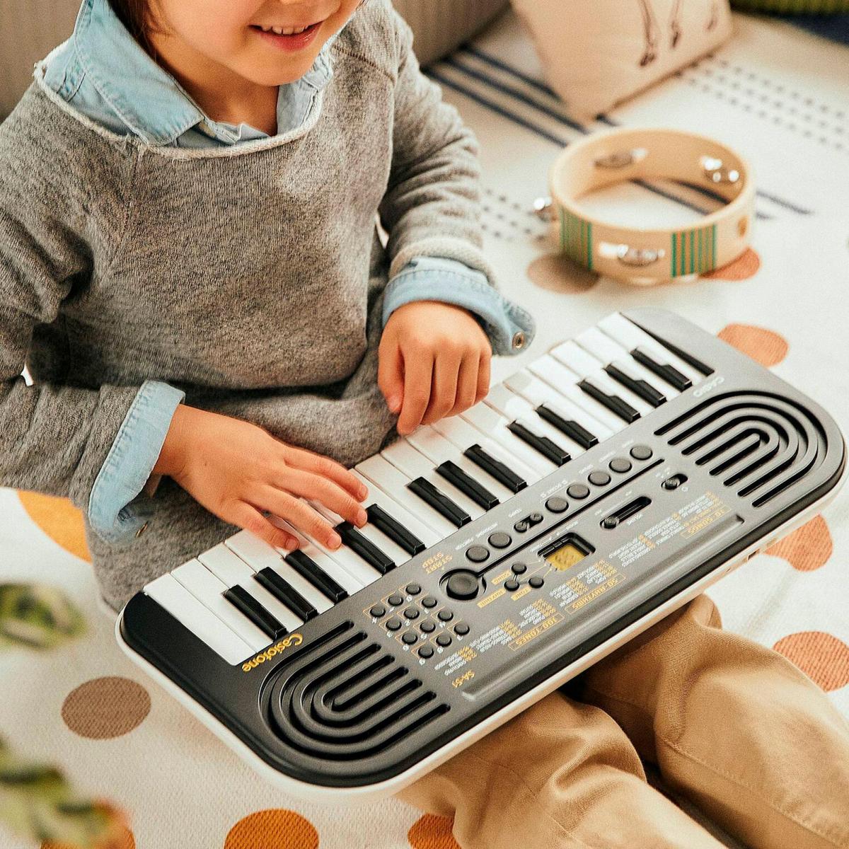 TECLADO MUSICAL INFANTIL CASIOTONE PRETO E BRANCO SA-51H2