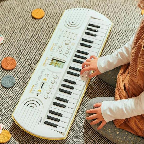 Teclado Infantil Casio SA-80H2 Branco por 536,99 à vista no boleto/pix ou parcele em até 10x sem juros. Compre na loja Mundomax!