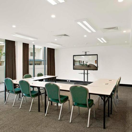 Suporte Pedestal Móvel Para TV 32-75\" TVA06V6S ELG por 699,00 à vista no boleto/pix ou parcele em até 10x sem juros. Compre na loja Mundomax!