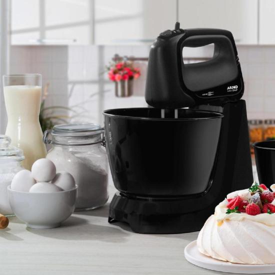 Batedeira Arno Mini Chef HM11 400W Preta 220v por 186,00 à vista no boleto/pix ou parcele em até 7x sem juros. Compre na loja Mundomax!