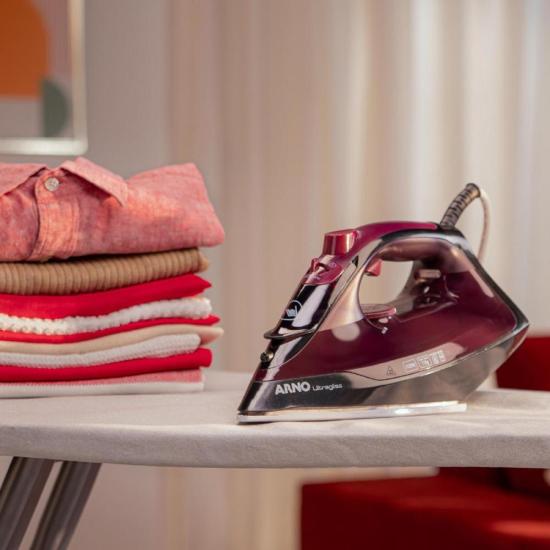 Ferro a Vapor Ultragliss com Base Durilium Airglide 1520W Vinho 220V por 304,00 à vista no boleto/pix ou parcele em até 10x sem juros. Compre na loja Mundomax!