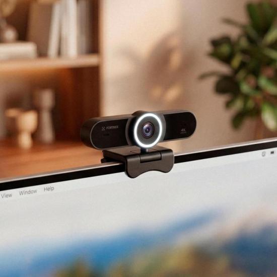 Webcam Vision 40 Fortrek 4K Ultra HD Com Ring Light Para Videochamadas por 351,98 à vista no boleto/pix ou parcele em até 10x sem juros. Compre na loja Fortrek!