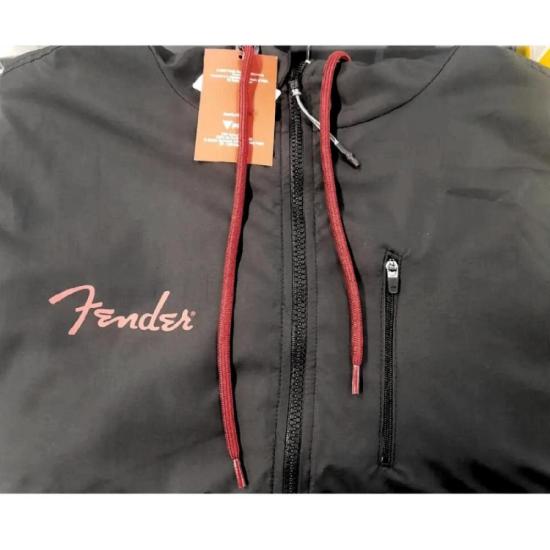 Corta Vento Fender CVF01BK Unissex Preto (TAM M) por 319,00 à vista no boleto/pix ou parcele em até 10x sem juros. Compre na loja Mundomax!